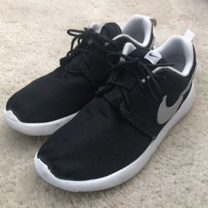 Boys Nike Roche, size 3